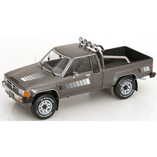 KKDC181563 - 1/18 TOYOTA TRUCK XTRA CAB 4X4 HILUX 1985 GREY