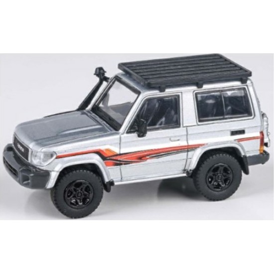 1/64 TOYOTA LAND CRUISER 71 SILVER W/ROOF RACK 2014 (RHD)