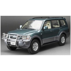 SUNH5831 - 1/18 MITSUBISHI PAJERO V73 GREEN METALLIC (NEW TOOLING)