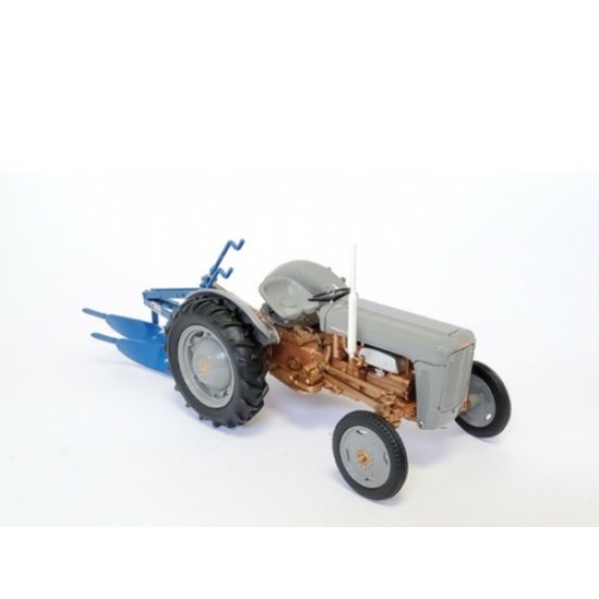 UH7126 - 1/32 FERGUSON FE 35 WITH RANSOMES TS 59 PLOUGH SET